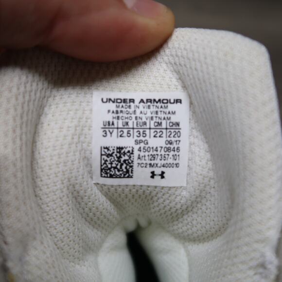 Under Armour Size 3y Cleats Clutch Fit Highlight Clover Shamrock - Picture 7 of 8